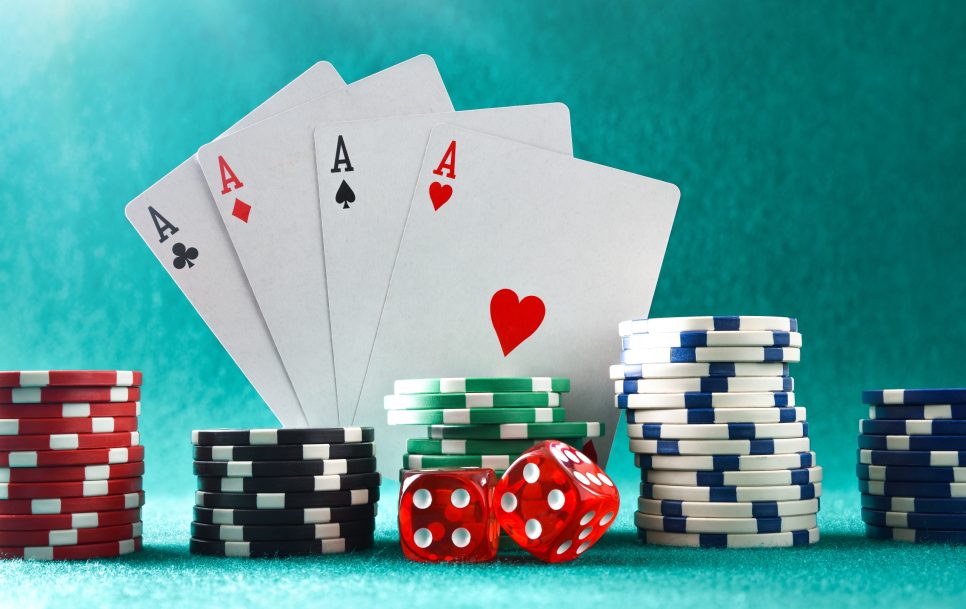Requisitos básicos para jugar al póker con éxito